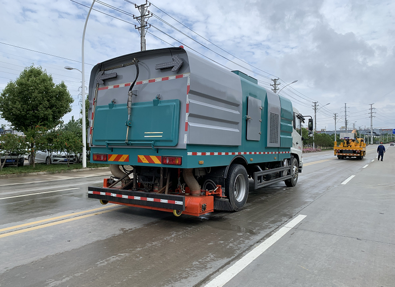 東風(fēng)天錦2.5水8塵吸塵車