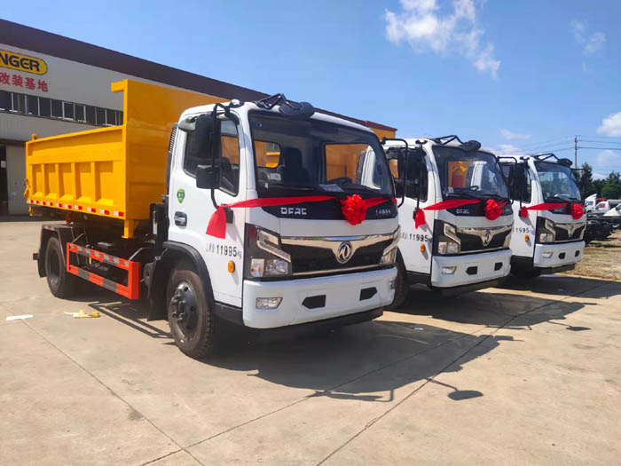 國(guó)六8方東風(fēng)D7勾臂垃圾車(chē)